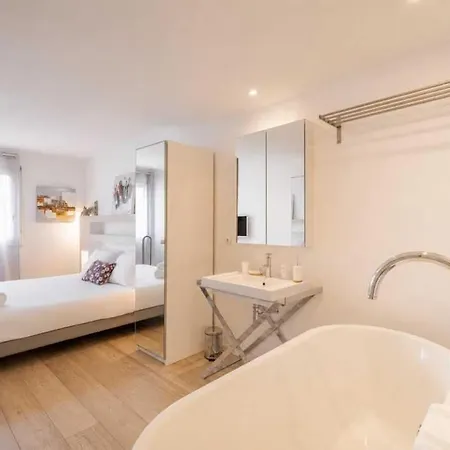 Charming With Pool 2br 4p -